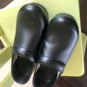 Black dansko women’s size 8